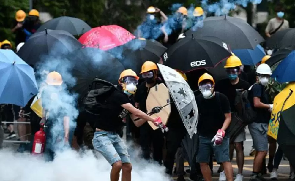 Barricadas, calles cortadas y represin policial marcan huelga en Hong Kong