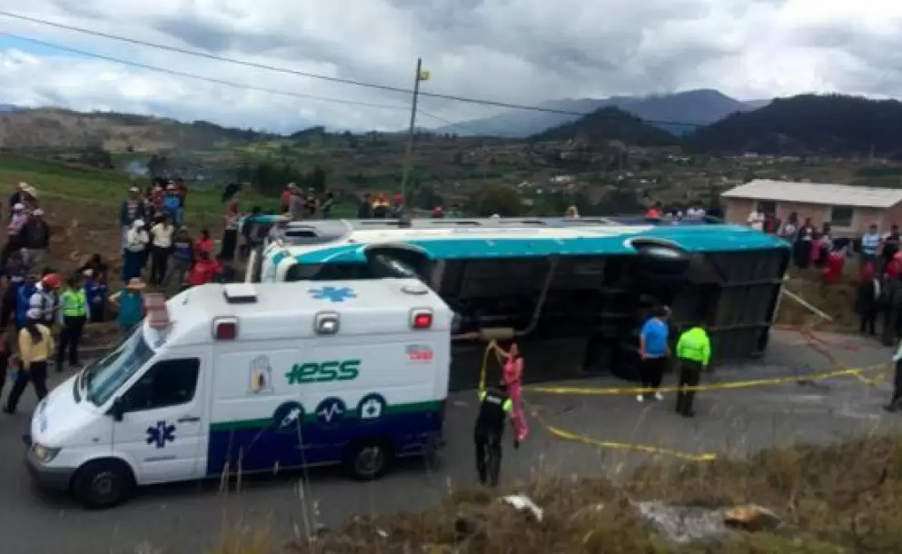 El accidente de un bus de servicio intercantonal dejó 14 heridos en la vía Punín-Flores, en Chimborazo