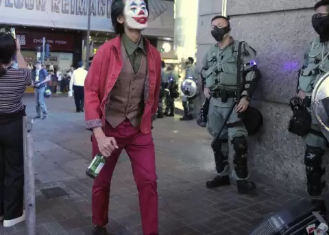 Los manifestantes de Hong Kong 'celebran' Halloween con nuevas manifestaciones