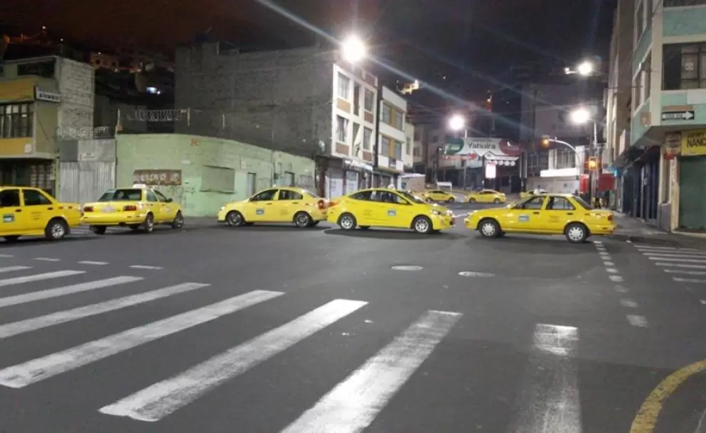 Taxistas bloquean calles del centro de Ambato