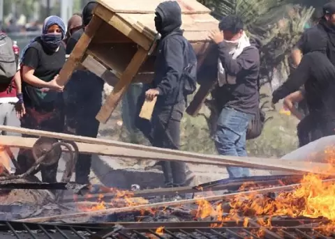 Tres muertos en el incendio de un supermercado durante disturbios en Santiago