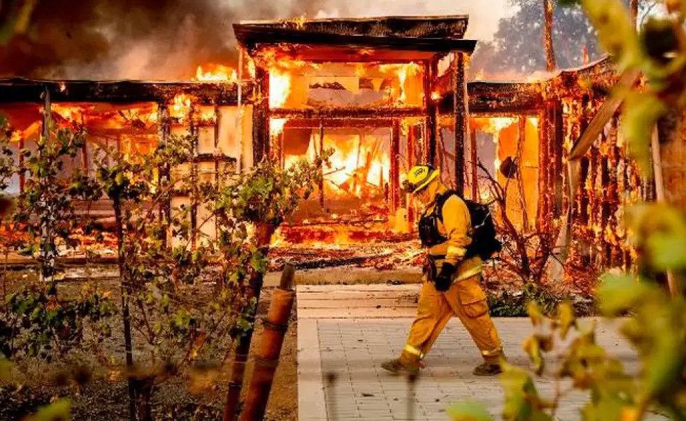 Un nuevo incendio tratan de controlar los bomberos en California