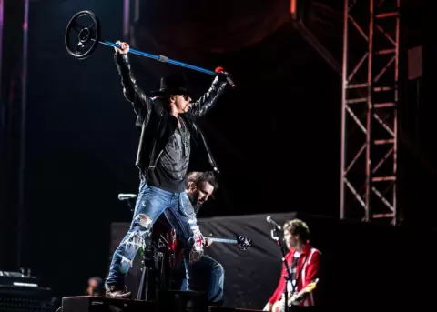 Axl Rose resbala sobre el escenario durante un concierto