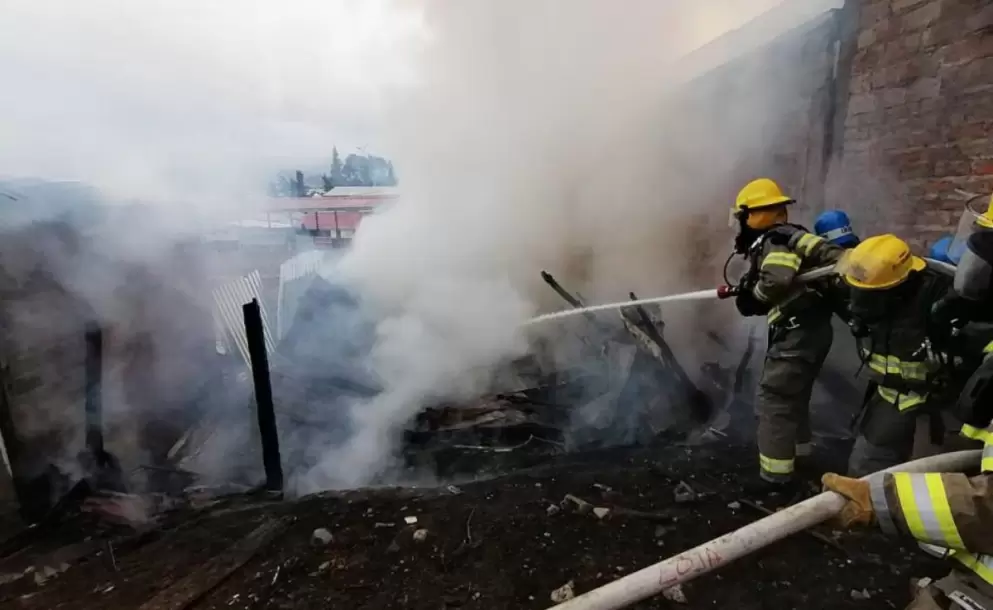 En Loja se incendió una vivienda en donde se almacenaba fuegos pirotécnicos