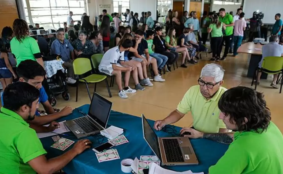 Chilenos participan en consulta municipal en medio de crisis social