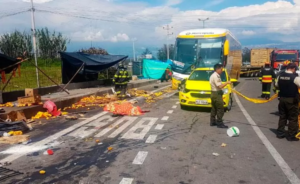 Se registran fallecidos y heridos en la va Quito - Papallacta por un accidente de trnsito