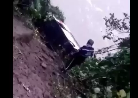 Tres muertos tras caer un bus a un abismo en la vía Alóag-Santo Domigo