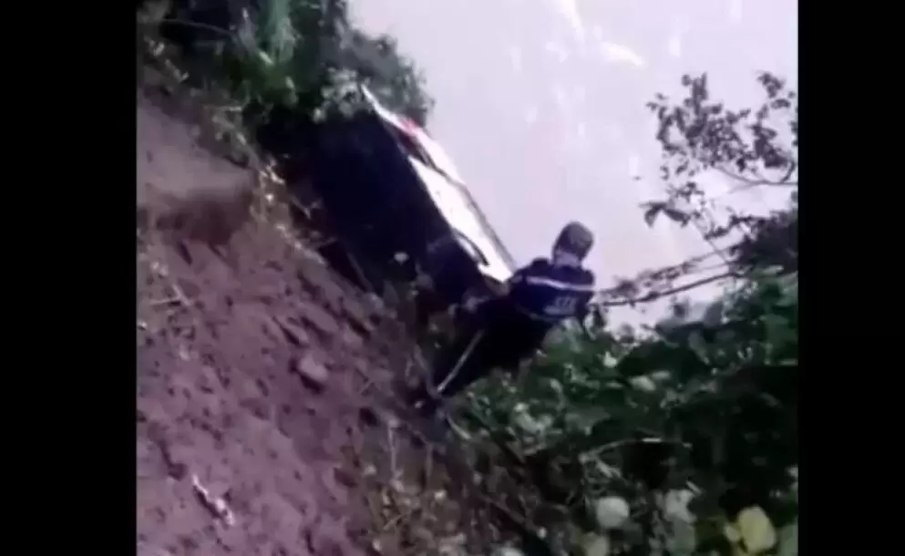 Tres muertos tras caer un bus a un abismo en la va Alag-Santo Domigo