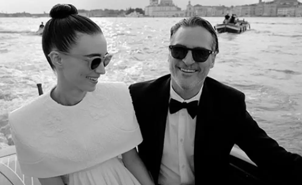 Joaquin Phoenix y Rooney Mara responsables por el menú vegano en los Golden Globes