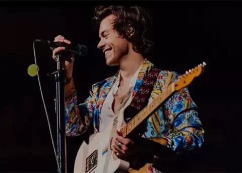 Harry Styles rinde tributo a su difunta ex en premios 'Brit'