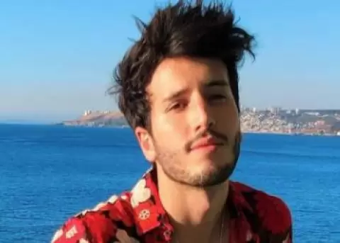 Sebastian Yatra cae estrepitosamente durante los premios Lo Nuestro 2020