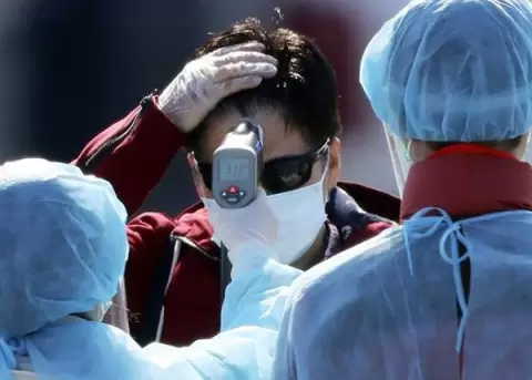Habitantes de Wuhan retornan al trabajo tras dos meses de confinamiento por coronavirus