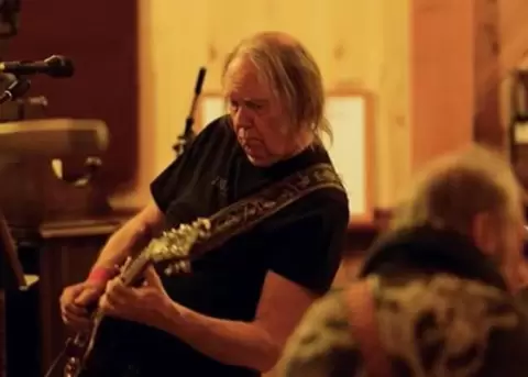 Neil Young se une a tendencia de conciertos virtuales en tiempos de coronavirus