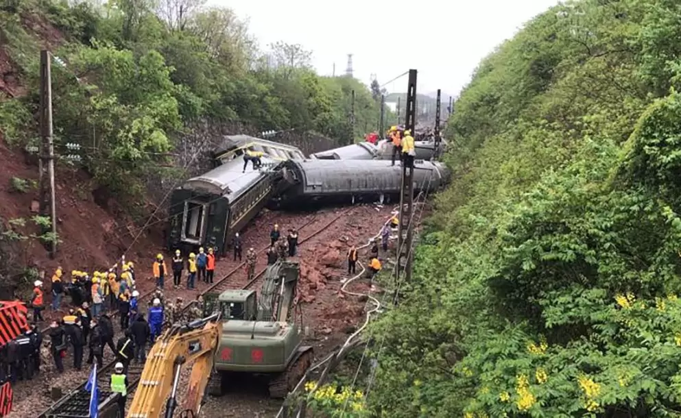 Un muerto y 127 heridos en descarrilamiento de un tren en China por un deslizamiento de tierra
