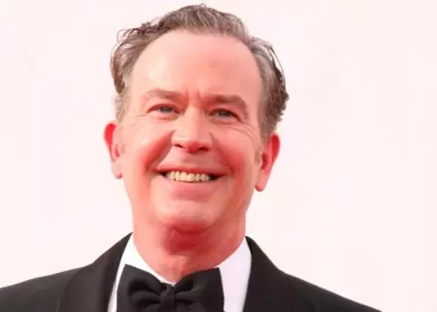 Mujer canadiense acusa al actor Timothy Hutton de haberla violado