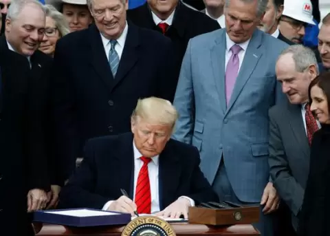 Donald Trump quiere obligar a General Motors a fabricar respiradores