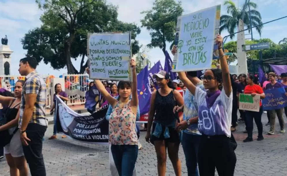 "No queremos flores, queremos derechos", lema en marcha de mujeres en Guayaquil