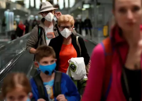 Acusan de terrorismo a dos hombres en EE.UU. por toser y decir tener covid-19