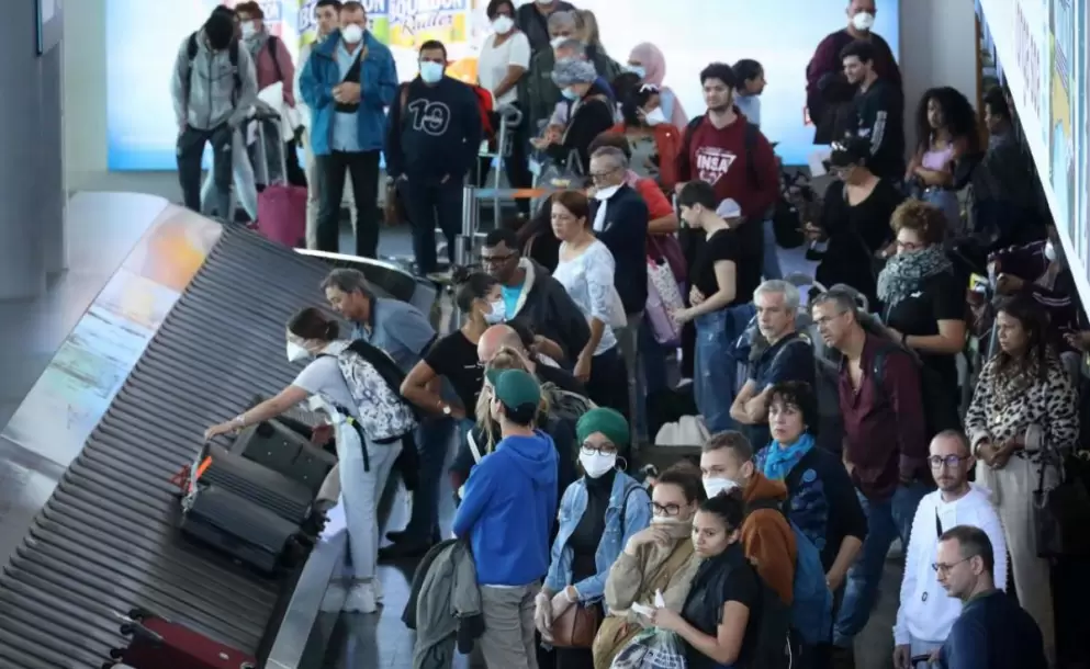 Francia asegura que tiene 130 000 ciudadanos bloqueados en el extranjero por coronavirus