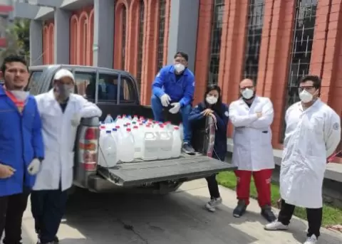 Estudiantes de la Espoch elaboraron 300 litros de gel antibacterial para los hospitales de Chimborazo