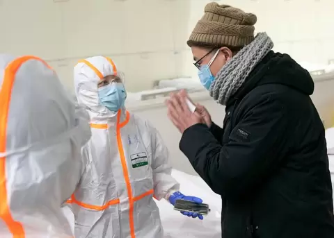 China prueba una vacuna contra el coronavirus en una centena de voluntarios