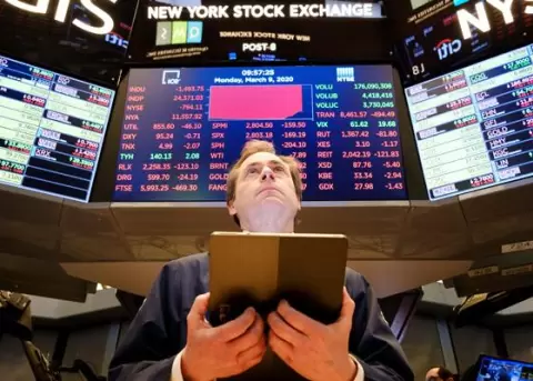 Las bolsas cierran con prdidas tras breve recuperacin despus de un lunes crtico para la economa mundial