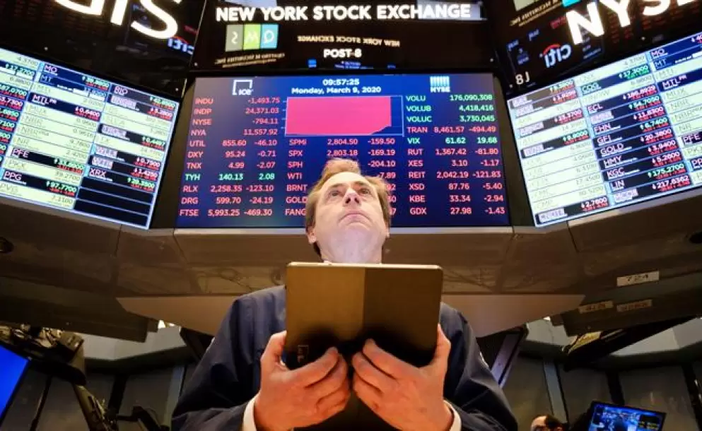 Las bolsas cierran con prdidas tras breve recuperacin despus de un lunes crtico para la economa mundial