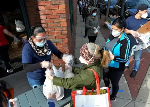 Millones de personas hacen fila para recibir comida gratis en EEUU