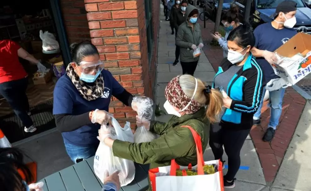 Millones de personas hacen fila para recibir comida gratis en EEUU