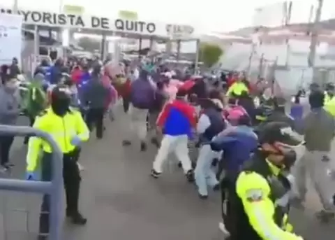 Gente trat� de ingresar al Mercado Mayorista y rompi� cerco de seguridad