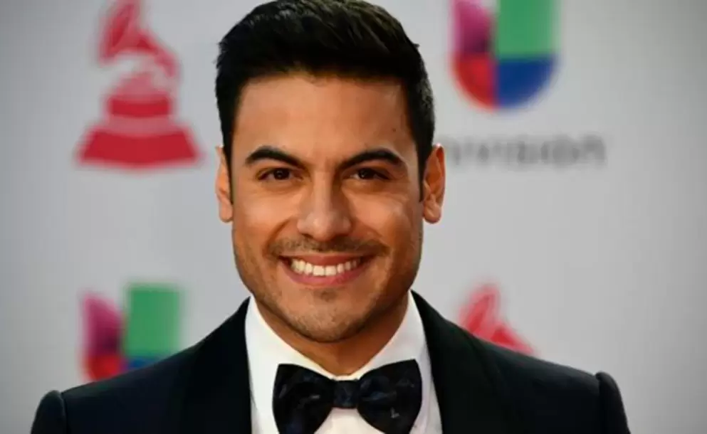 Carlos Rivera se rapa y lo presume en redes