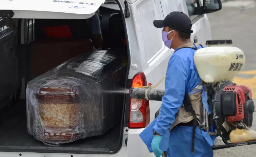Los agentes recogen aproximadamente 100 cadveres al da