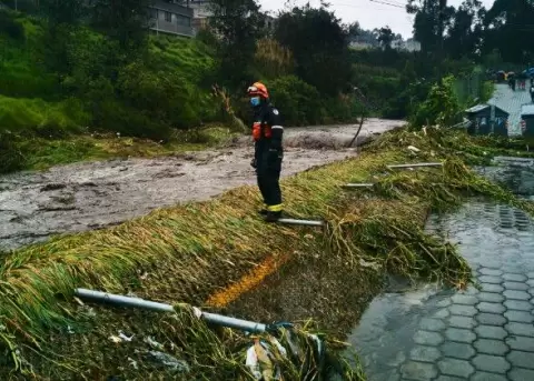 Inundaciones en varios sectores del sur de Quito debido a la crecida de un ro