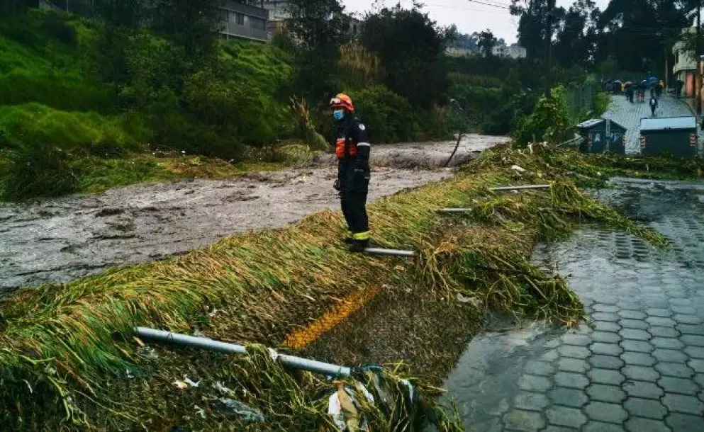 Inundaciones en varios sectores del sur de Quito debido a la crecida de un ro