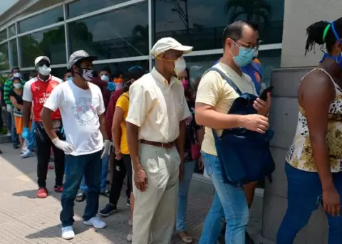 Ecuador recibe 100 mil mascarillas y otros insumos desde China por pandemia