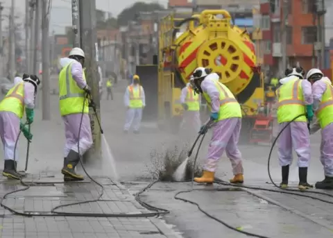 Rociar las calles con desinfectante es peligroso y poco eficaz, advierte la OMS