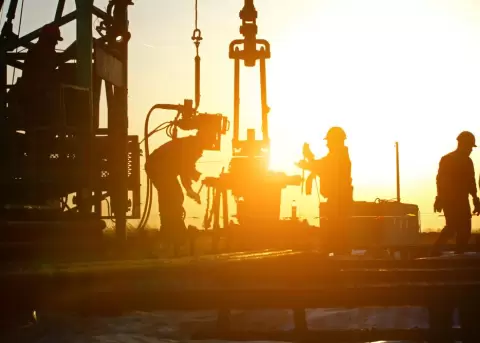 Barril de crudo se encamina a segunda semana de ganancias por esperanza de mejora de demanda