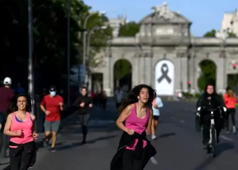 Los espaoles salen por fin a pasear y hacer deporte