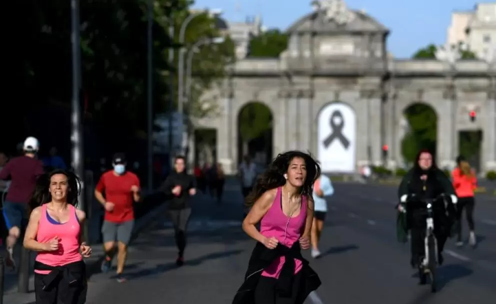 Los espaoles salen por fin a pasear y hacer deporte