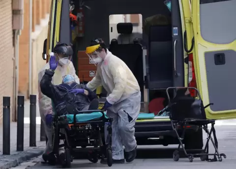 Una mujer muri por problemas respiratorios en una calle de Quito; se aplic un protocolo de bioseguridad