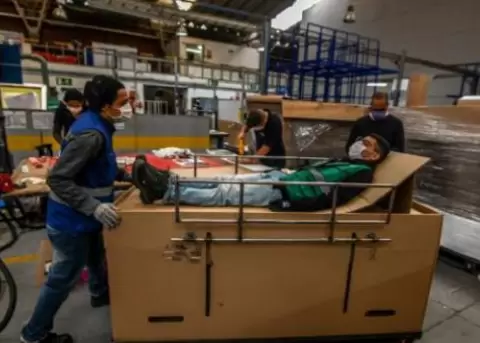 Camas-atades de cartn llegarn a la Amazona colombiana golpeada por la pandemia
