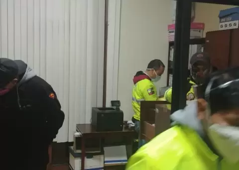 Fiscalía allana oficinas de la Secretaría de Salud del Municipio de Quito para investigar presunto sobreprecio en la compra de pruebas de covid-19