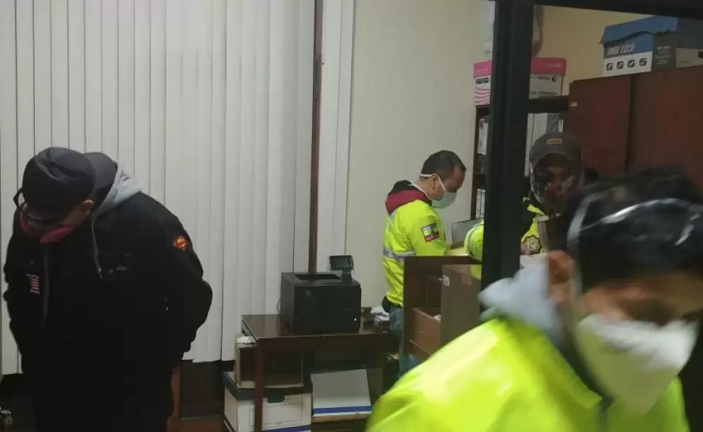 Fiscala allana oficinas de la Secretara de Salud del Municipio de Quito para investigar presunto sobreprecio en la compra de pruebas de covid-19