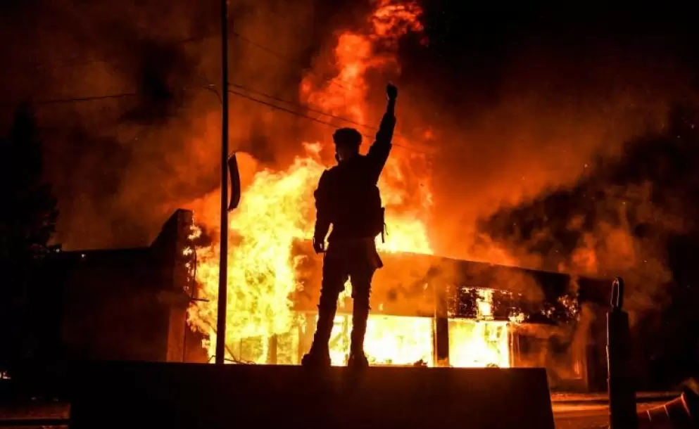 La violencia divide a los manifestantes en medio del caos en Minneapolis