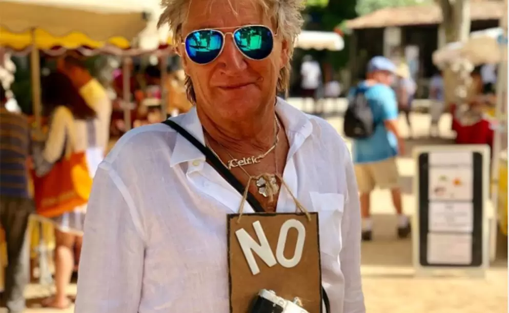 Rod Stewart brinda ayuda econmica a enfermera con covid-19