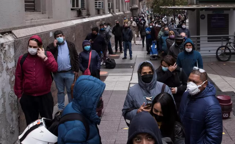 La mitad de nuevos casos de covid-19 en Chile es menor de 40 aos