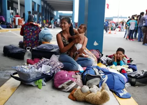 Asociación de venezolanos en Ecuador no continuará apoyando a los ciudadanos que pernoctan en las afueras de la Embajada