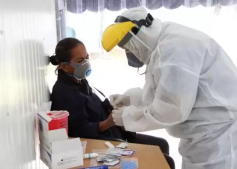 Los menores de 20 tienen la mitad de posibilidades de contraer la covid-19