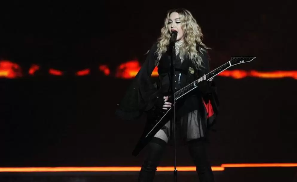 Madonna asiste a protesta de Black Lives Matter en muletas