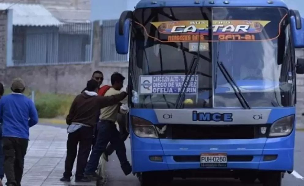 Transportistas urbanos de Quito piden incremento del pasaje a 0,50 centavos
